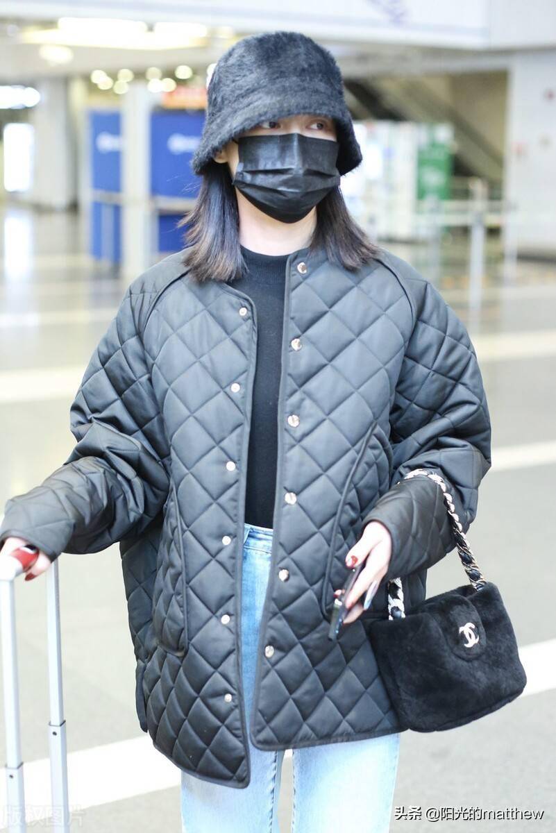 街拍:辛芷蕾穿棉服牛仔裤搭香奈儿小包精致又时尚_机场_上海_辛芷蕾