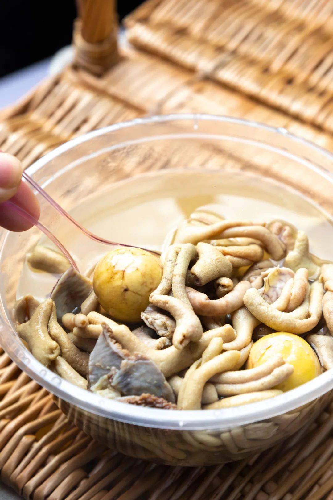 只有4张桌用保温桶围成厨房卖13元份的药膳鸡杂汤超超超多料