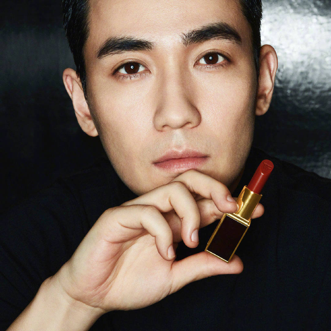 朱一龙最新品牌大片 黑白两套look,眼睛注视镜头,深情凝望