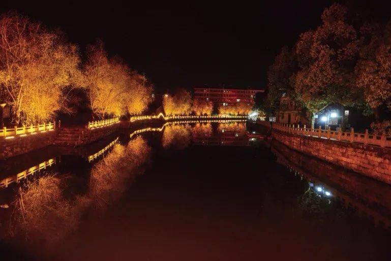 咸安區汀泗橋鎮河岸的夜景燈帶,宛如一條金色絲巾,輕披在古鎮上.