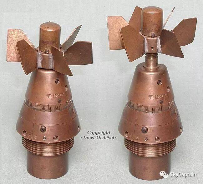 上图,d-2(a)型引信安全(左)和武装状态.空气叶片在撞针套筒的尾端.