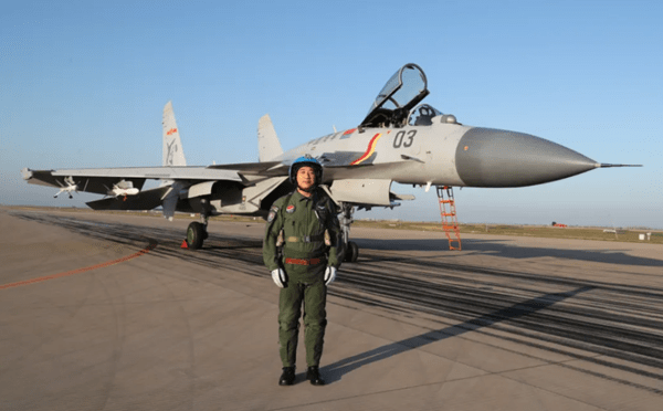 軍旅人生丨特級飛行員袁偉駕機起飛遭遇鳥群撞擊沉著冷靜創造處置奇蹟