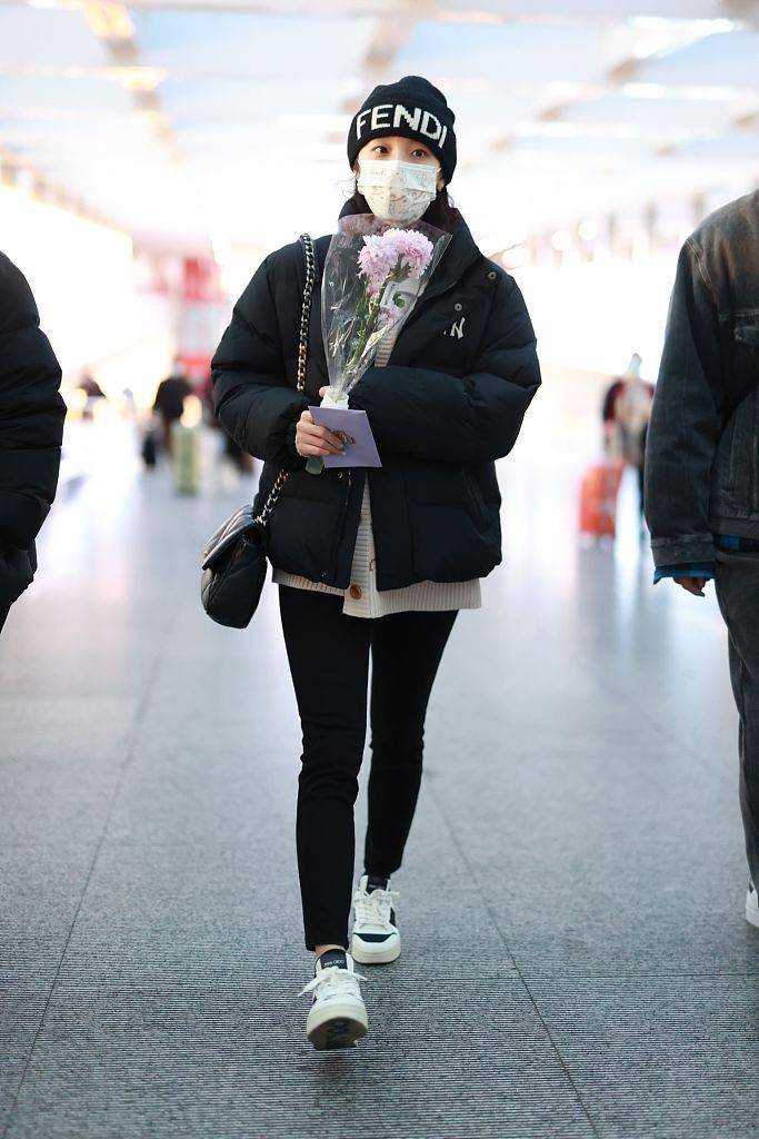 一身 黑色面包服+铅笔裤 宋雨琦一身酷黑穿搭简单干练