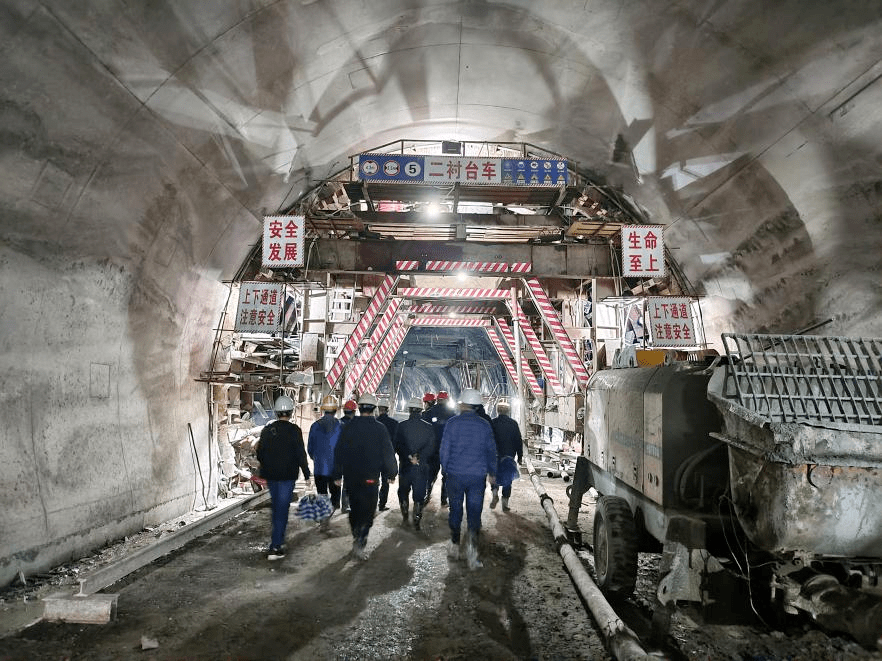 監理單位的相關情況彙報,並深入現場對隧道洞門,二襯臺車施工區域