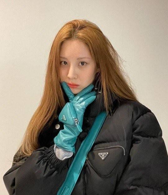 少女时代徐贤发近照 戴绿手套秀穿搭造型