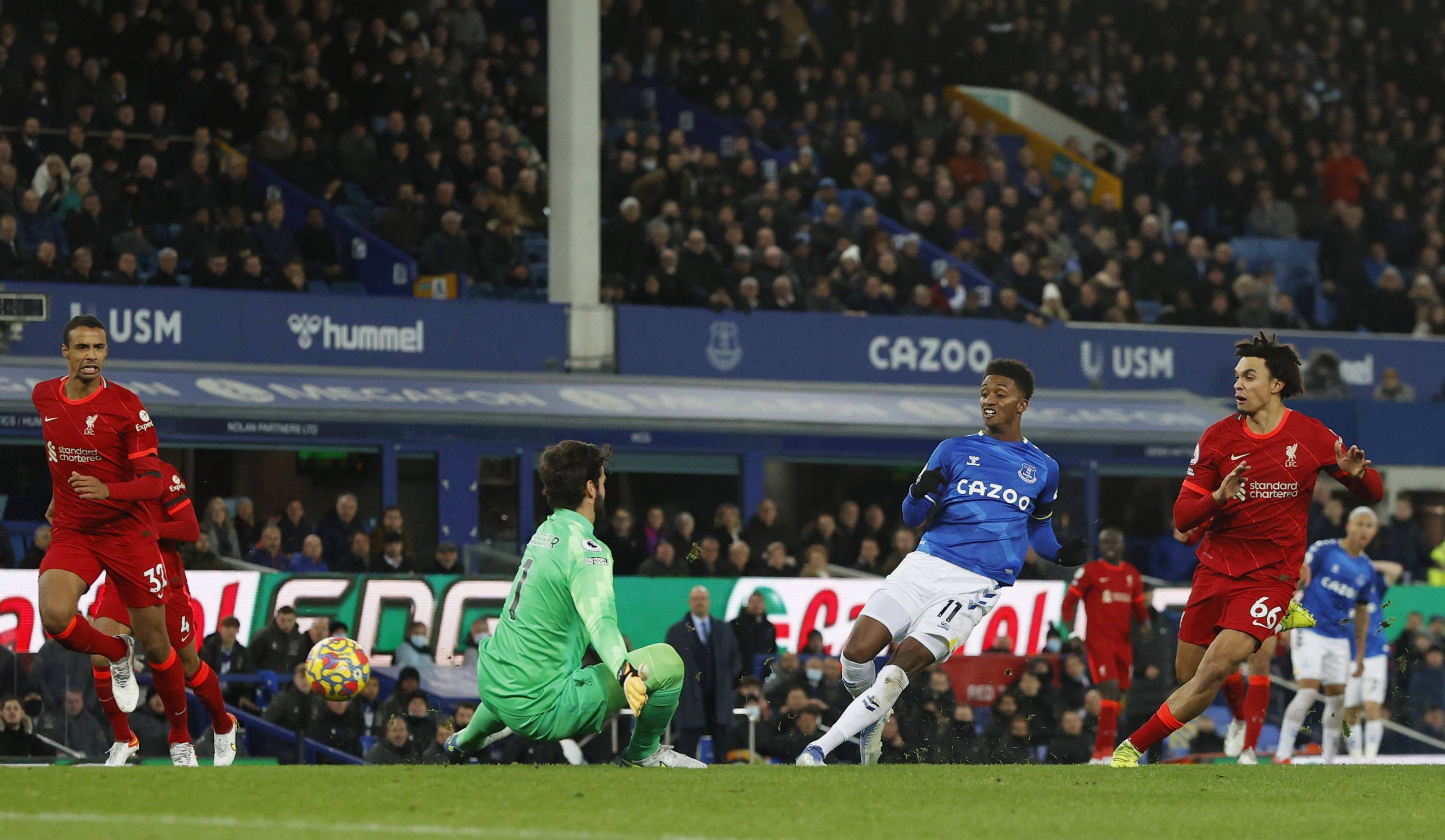 12月1日,埃弗顿队球员格雷(前右二)在比赛中射门得分.