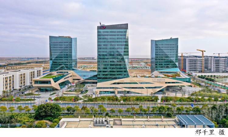 新片区首个获得鲁班奖的地标建筑出炉临港集团创晶科技中心商业集中