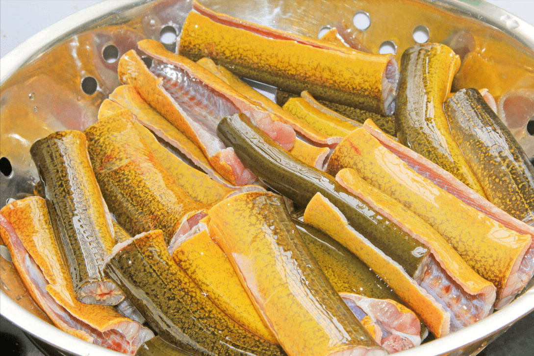 炒黄鳝,到底要不要焯水?四川大厨教你2招,又香又嫩,不臭不腥_土腥味_