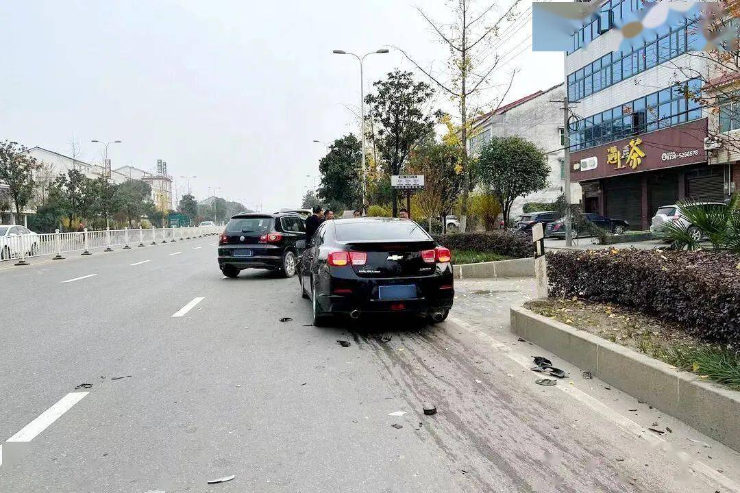 岳阳发生一起交通事故两车相撞车上还有一名孕妇