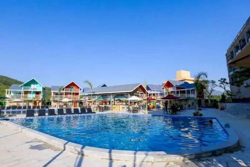 也倍感温暖走在这渺渺炊烟的村落中即使是在微凉的秋季屋舍俨然,鸡犬