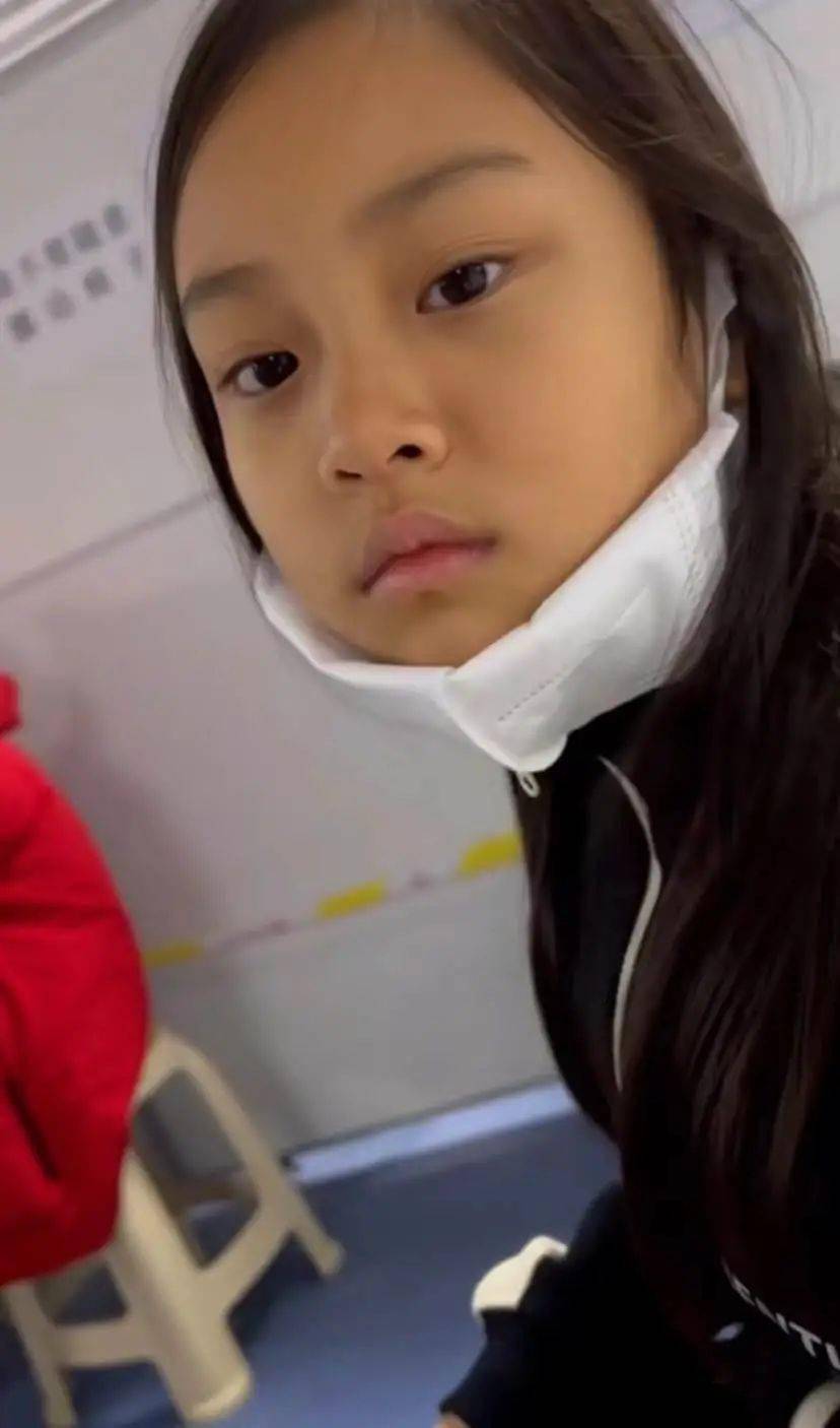 李小璐带女儿打疫苗九岁甜馨长发及胸显少女打针害怕直叫妈妈