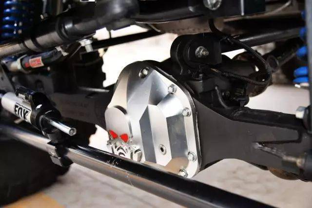 斜置的减振系统为车辆带来了强大的支撑力,并且在重载或者飞车落地时