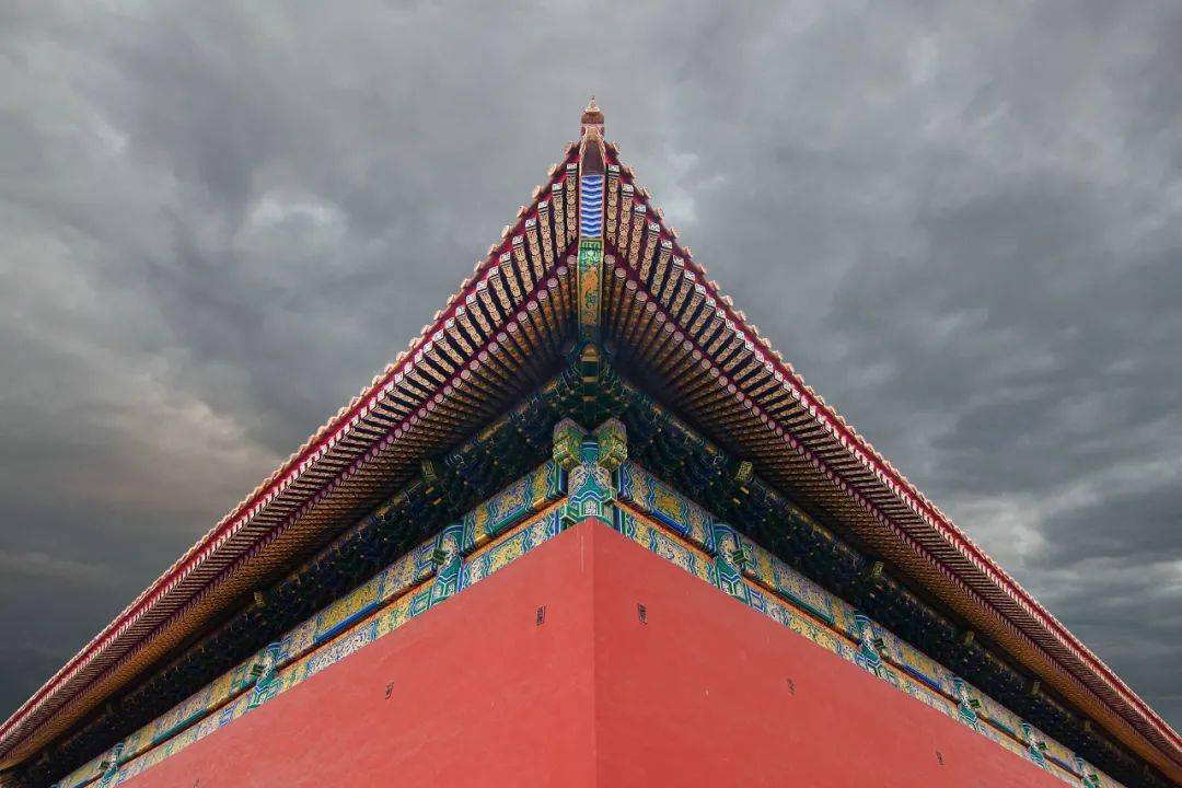 西方, 再没有一个民族 对中轴对称线如此钟爱与恪守 放眼中国的建筑