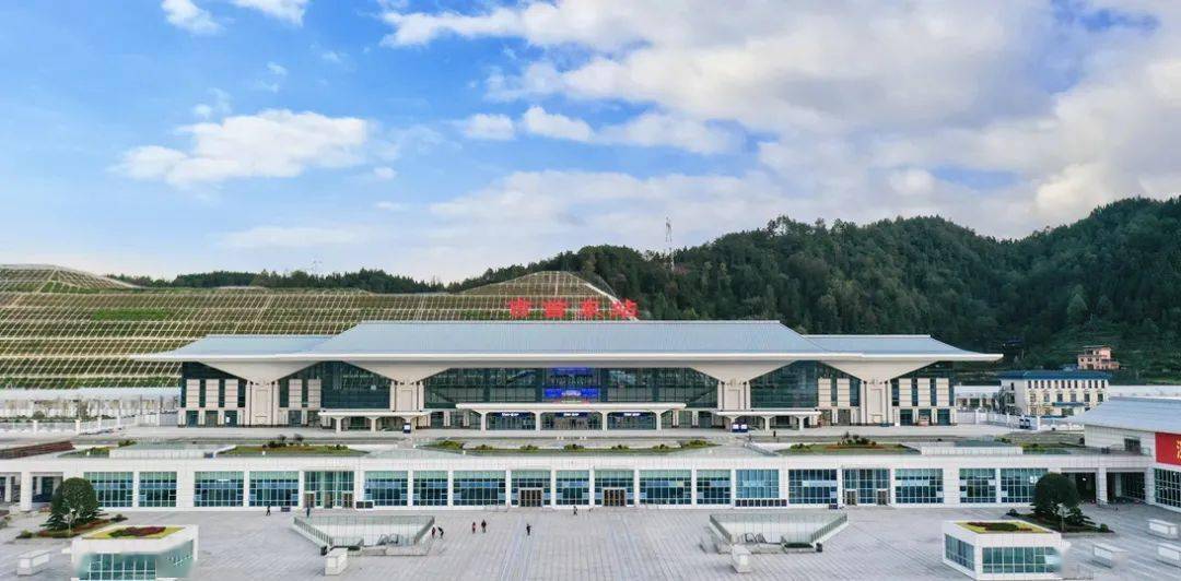 备受社会关注的张吉怀高铁将于12月6日在吉首东站举行通车仪式正式