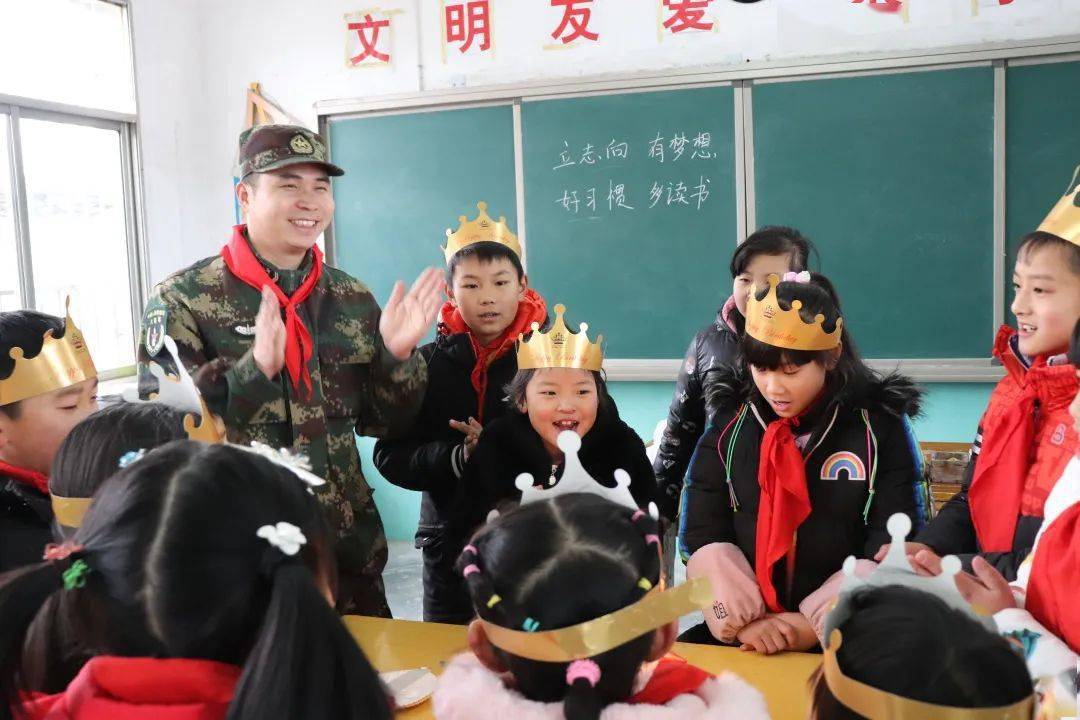 早在士官学校学习期间,每到节假日,俞细文不是上门