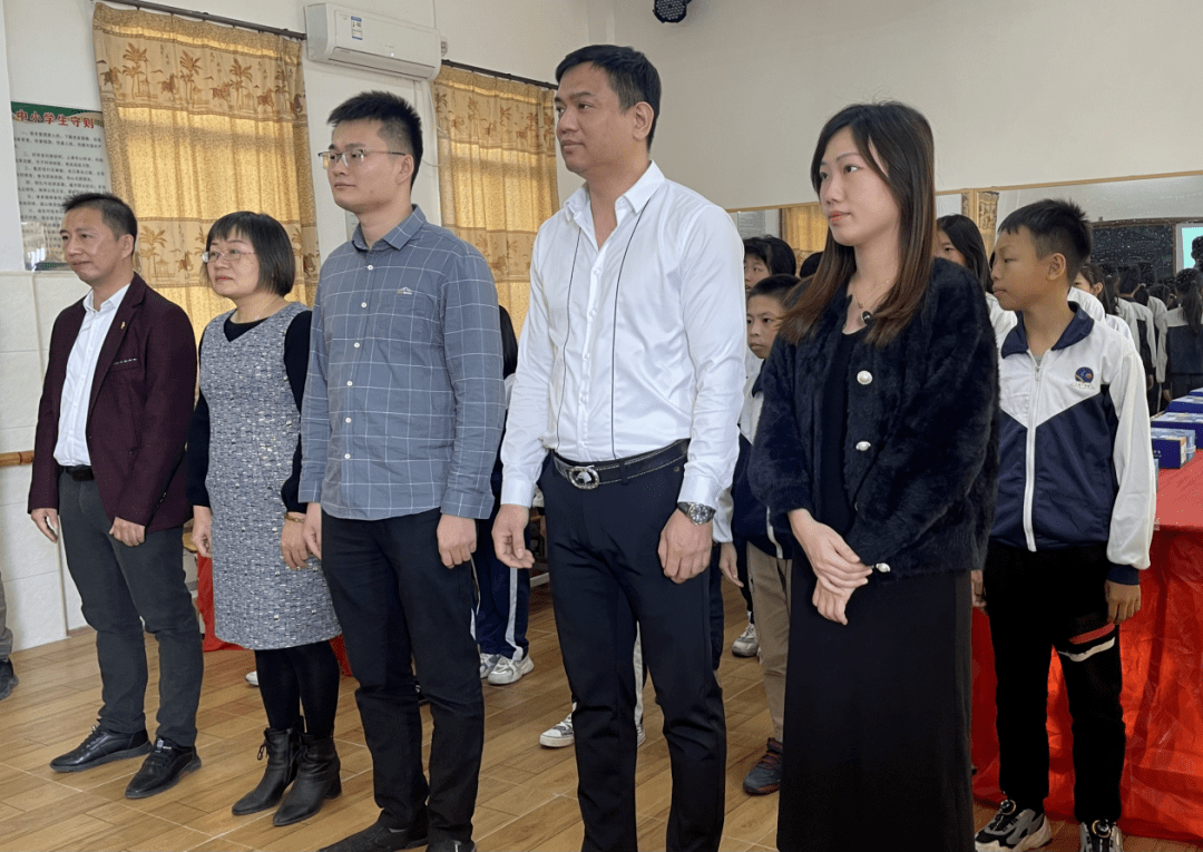 揭牌仪式团区委副书记郭佳泓,市青联常委方展永,镇党委委员郑丽群和上