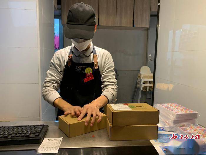 图为武汉一餐厅工作人员正在打包外卖 武一力 摄