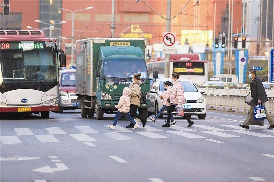 【创建动态】交通安全日:我市车辆重礼让,行人守规章