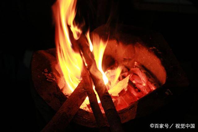 有些地方结婚新娘进门要跨"火盆",这是什么样的民俗?_风俗_火种_火把