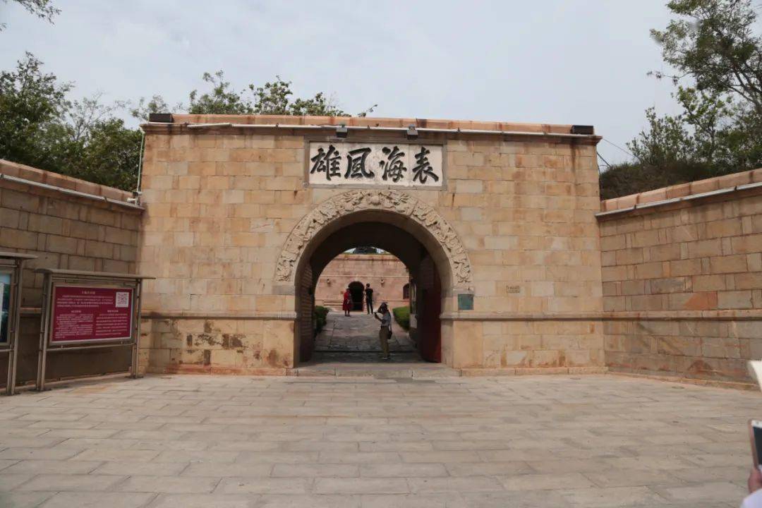 烟台城事绘东炮台石门上的字怎么读