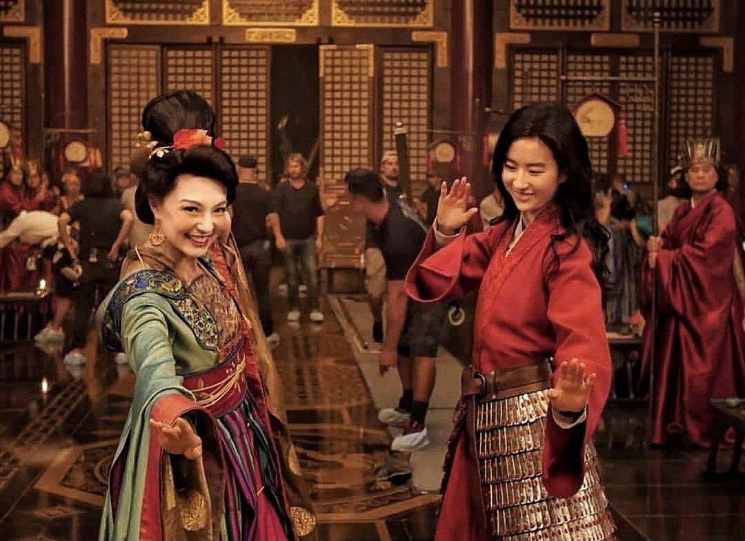 刘亦菲晒花木兰幕后美照,与花家4人幸福合影,一袭红衣气场全开_董荣