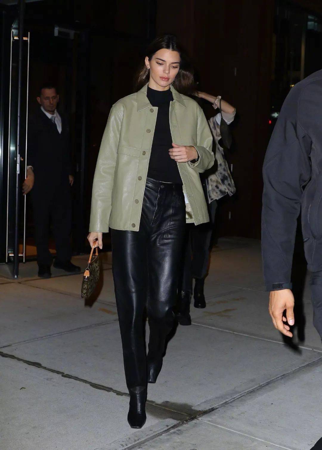 毛衣 果然，大圆脸就是要这样穿「烟管领」才好看！