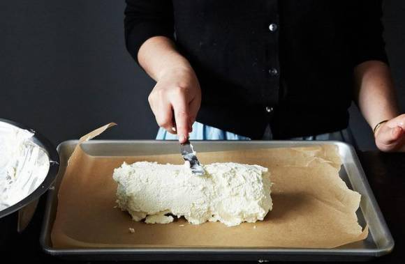 4,连接完两座塔,再在外面抹一层奶油~哦吼,蛋糕雏形就出来了.