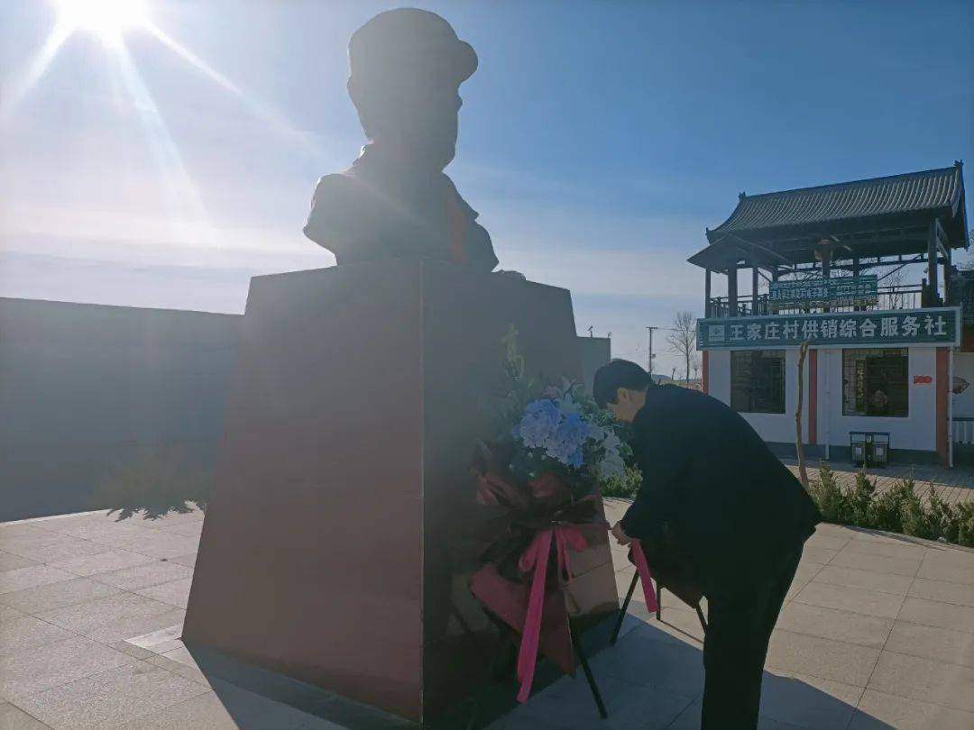 现场向革命烈士高永祥敬献了花篮,重温入党誓词,参观了纪念馆的红色