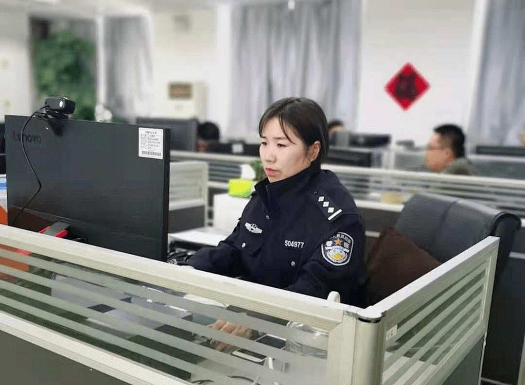 美丽警花刘丽婷她是抓命案逃犯的年轻女警花