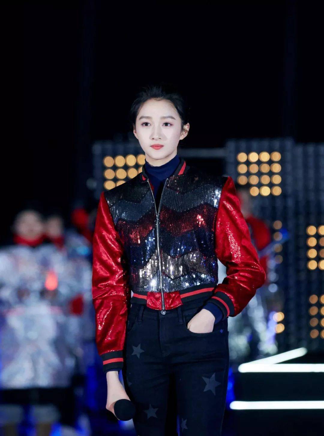 毛衣 果然，大圆脸就是要这样穿「烟管领」才好看！