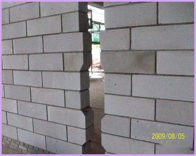 同墙宽,关模前凿毛到位;另外在所有砖墙底下做200mm高的实心砖导墙