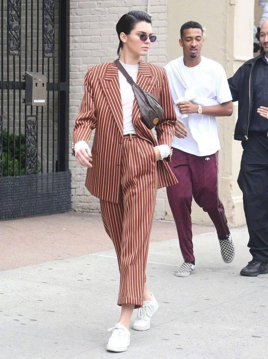 毛衣 果然,大圆脸就是要这样穿「烟管领」才好看!