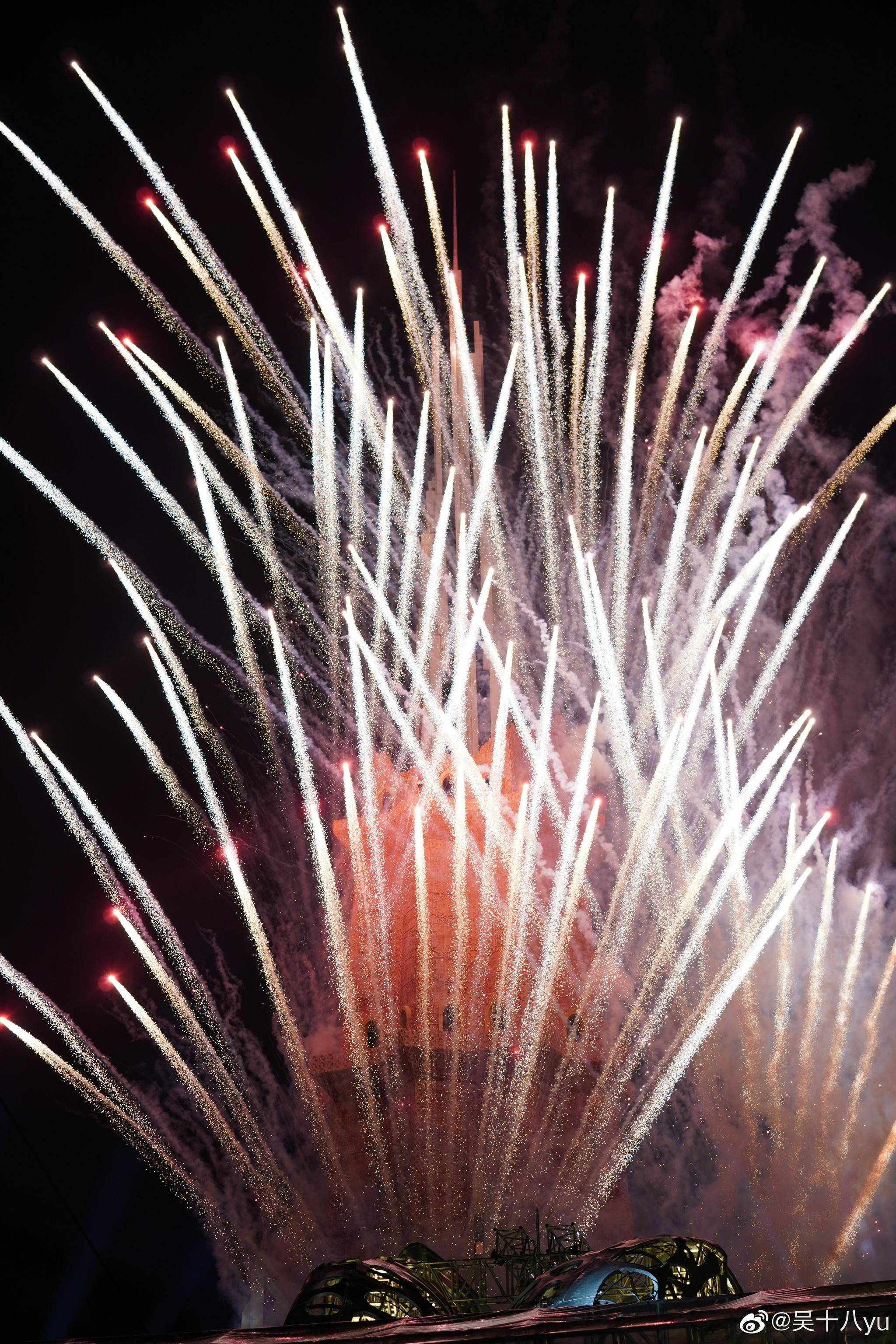 华晨宇演唱会烟花照 所有关于演唱会美好的想象