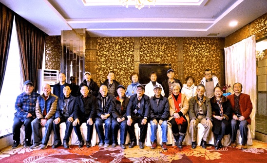 相交单个多世纪的张继祥与杨开显久别重逢,亲切交谈.老友重逢.