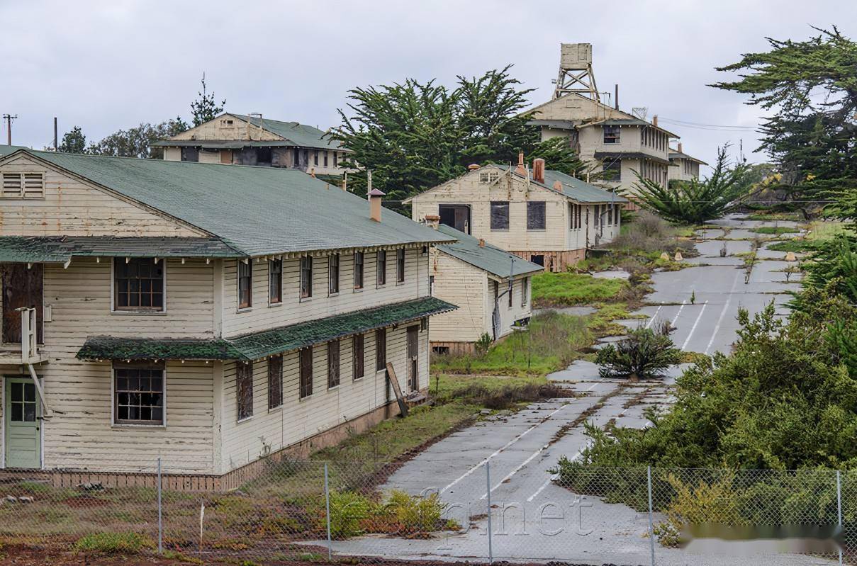 全球10大迷人的废弃军事基地_美国_潜艇基地_建筑群