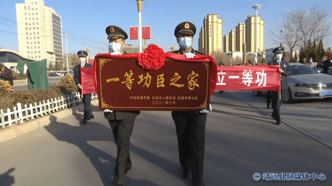 近日,立功喜报,奖励金和一等功臣之家牌匾已送至他的父母和亲属