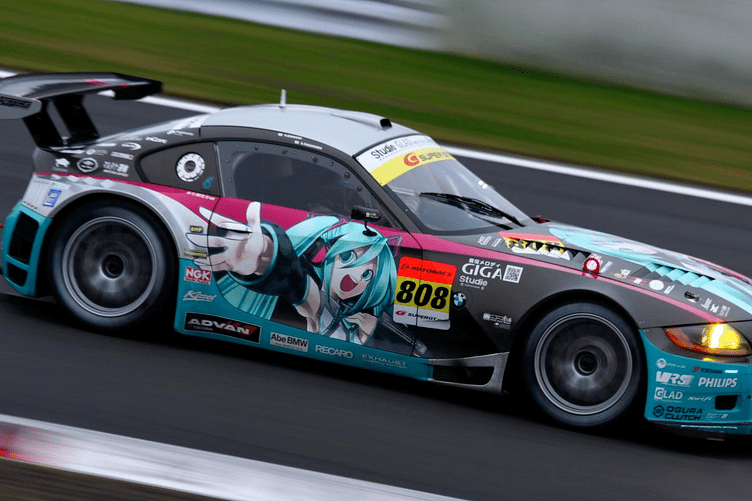 因为初音未来的车身拉花太过花哨与吸睛,起初被视作赛场上的一朵奇葩