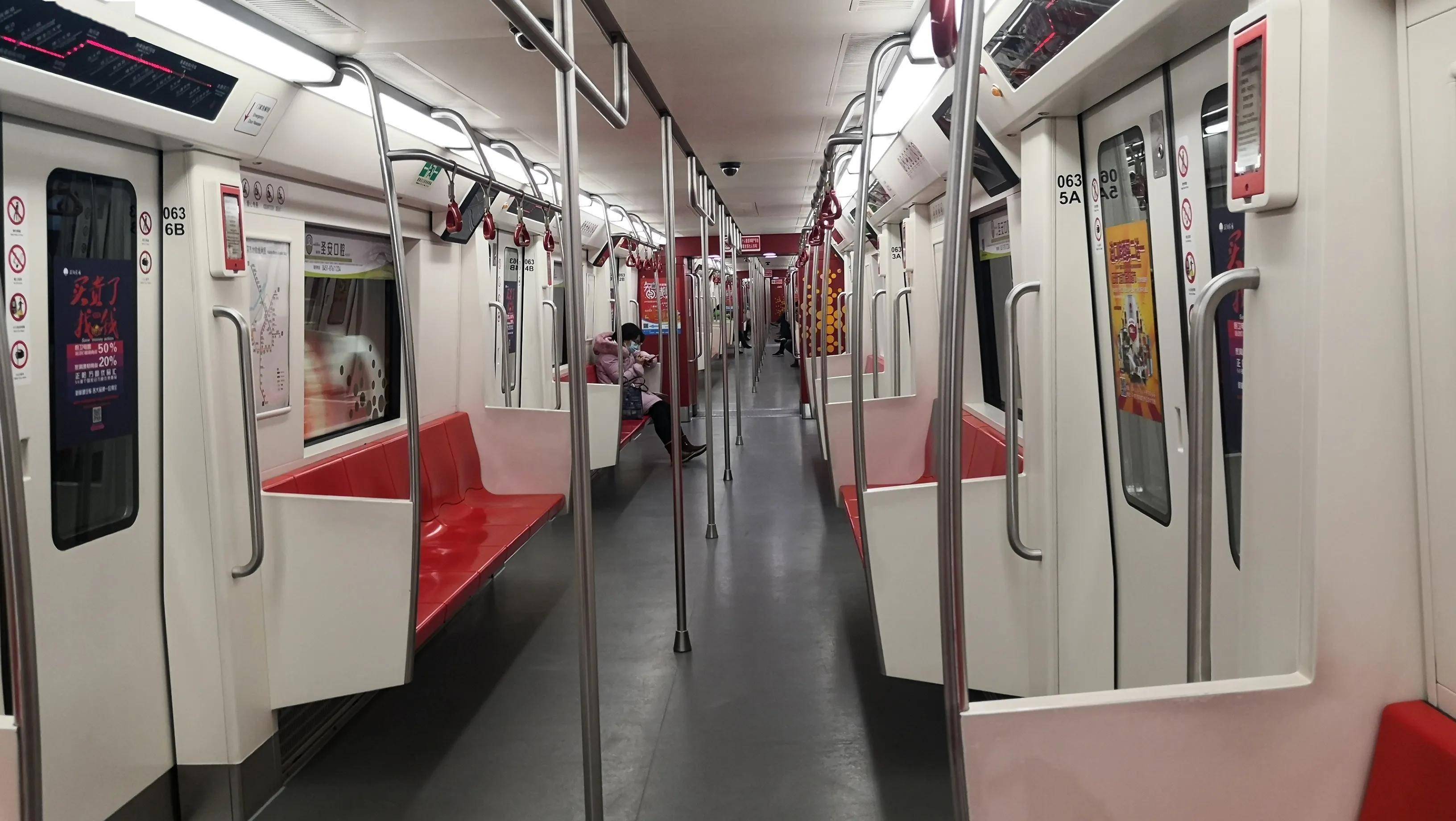 哈尔滨地铁上乘客很少,大家自觉保持安全距离_人员_车厢_安全距离