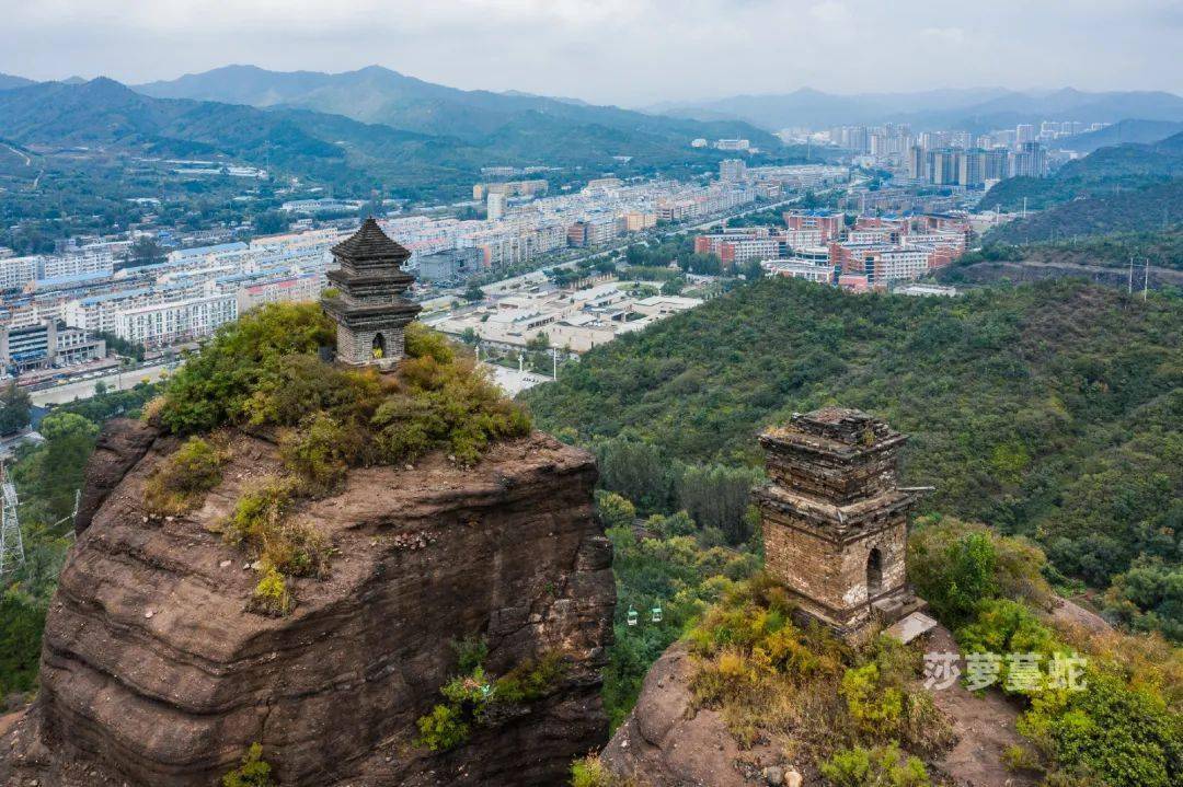 双塔山塔位于河北省承德市双滦区双塔山镇双塔山风景区内,两座突兀