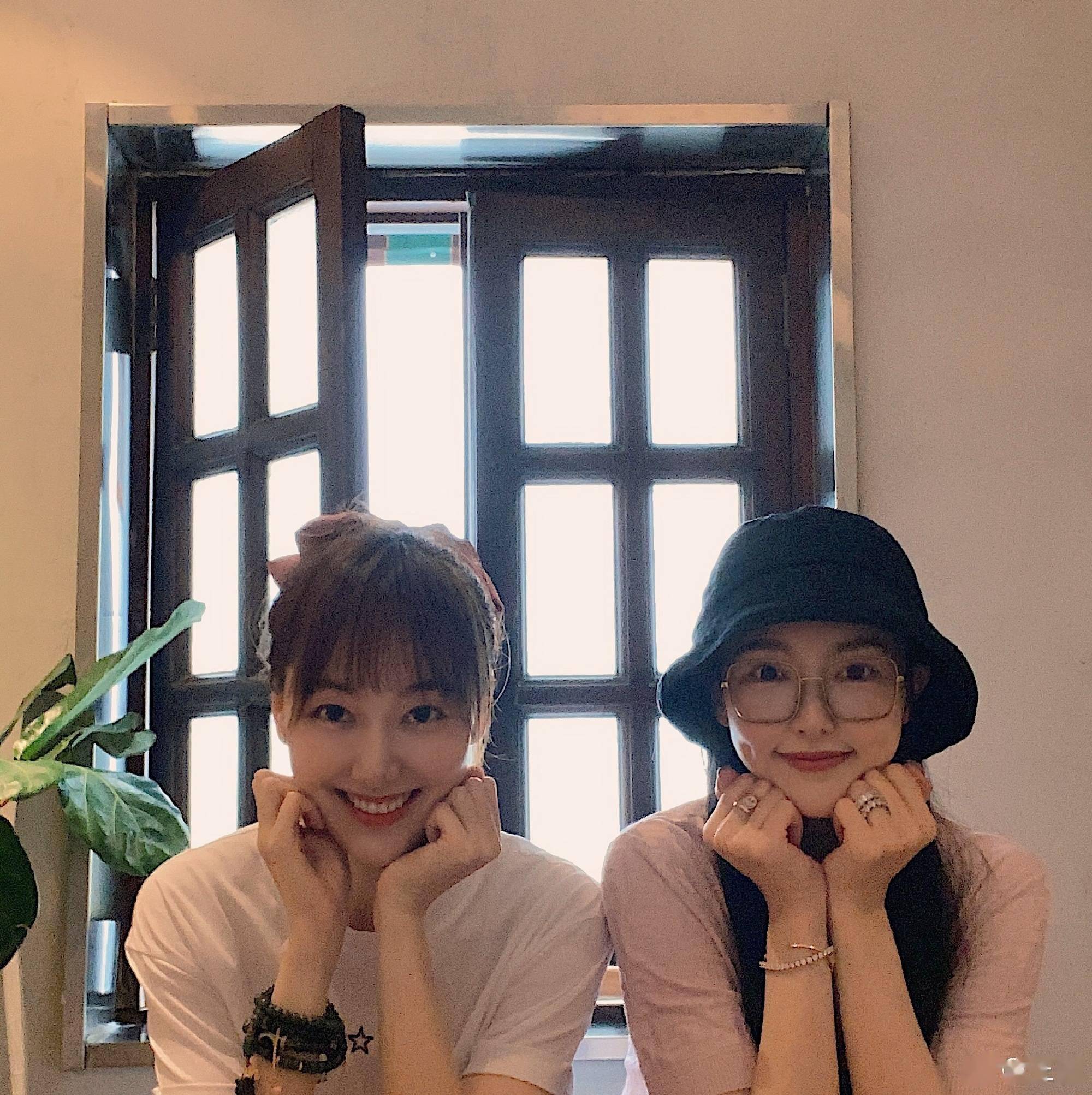 上海美女唐嫣晒38岁生日自拍好闺蜜王冠连续四年送生日祝福