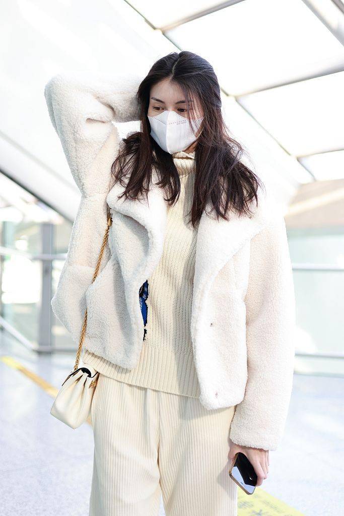 何穗穿羊羔毛外套搭配灯芯绒阔腿裤温柔摩登~_机场_高领_明星