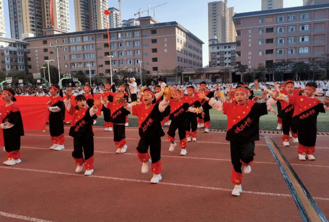 近日,惠州一中博罗启正学校举办为期两天的庆典,设置了运动会,艺术节