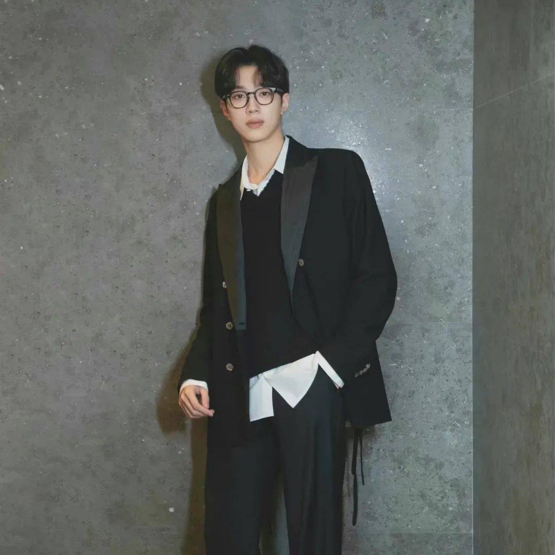 黑色 周雨彤白鹿的针织马甲也太上头了吧!赶紧学起来