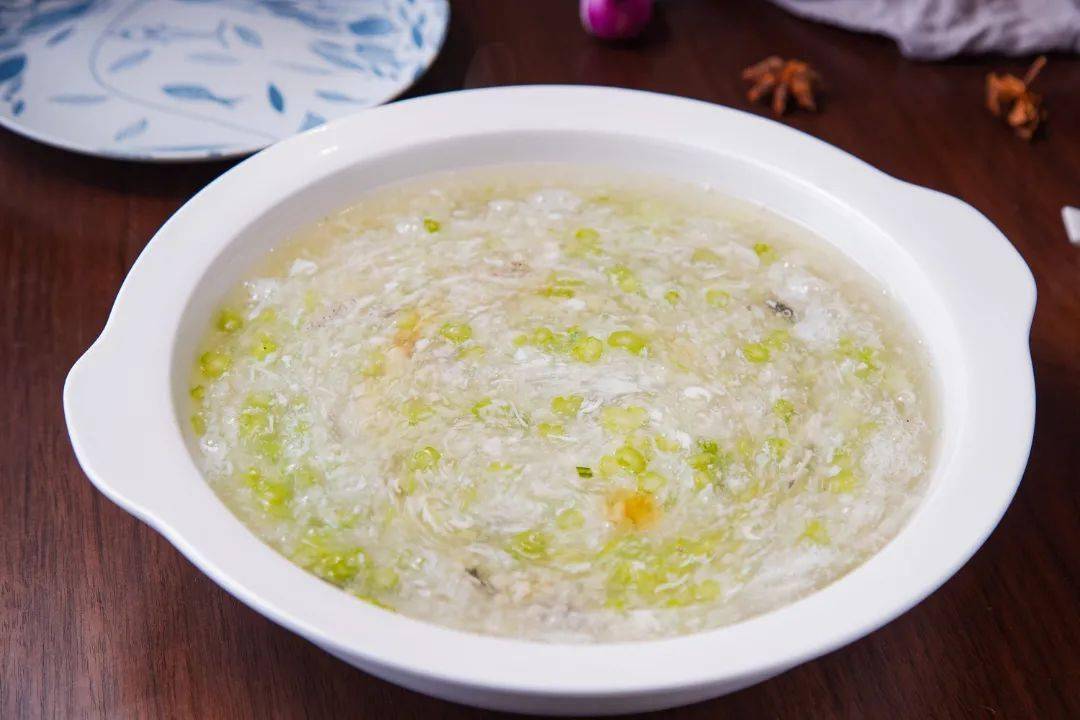 烤 红 薯 鲜 甜普陀冬日街头飘着烤红薯的香味,烤得通红的锅炉冒着