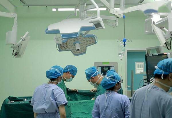 手术|男子胸痛两年没重视，差点被体内“定时炸弹”夺命