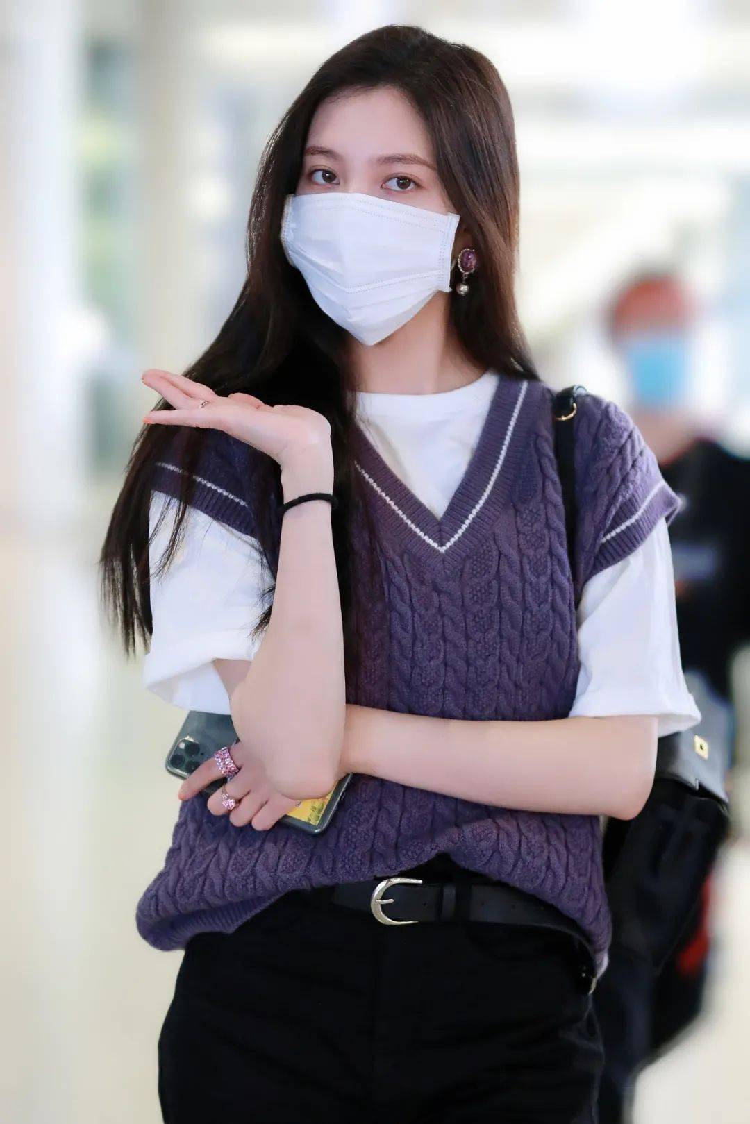 黑色 周雨彤白鹿的针织马甲也太上头了吧!赶紧学起来