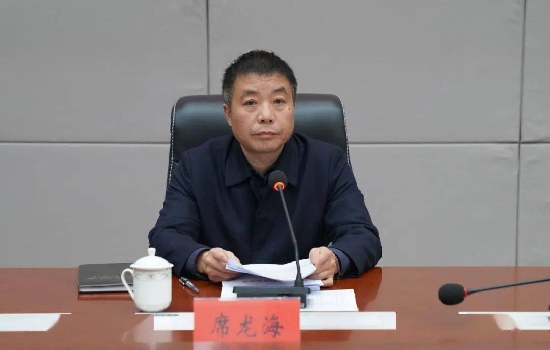 12月6日,县委书记席龙海主持召开思南县十四届县委常委会第十二次会议