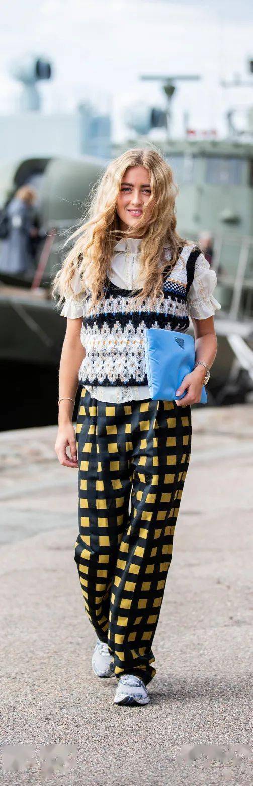 黑色 周雨彤白鹿的针织马甲也太上头了吧!赶紧学起来