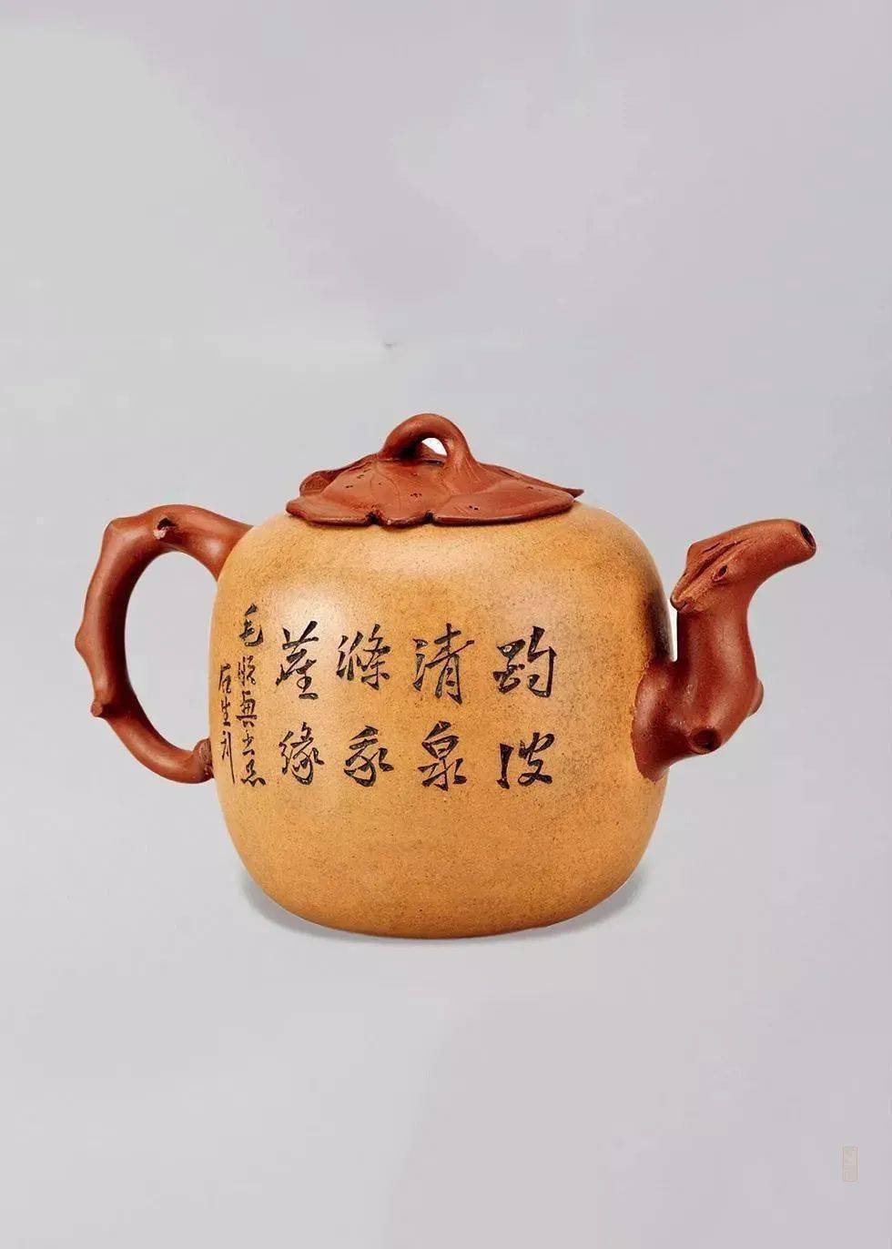 壶身由著名陶刻艺术家任淦庭刻朵朵梅花,花瓣块面饱满,纹路清晰,雕塑