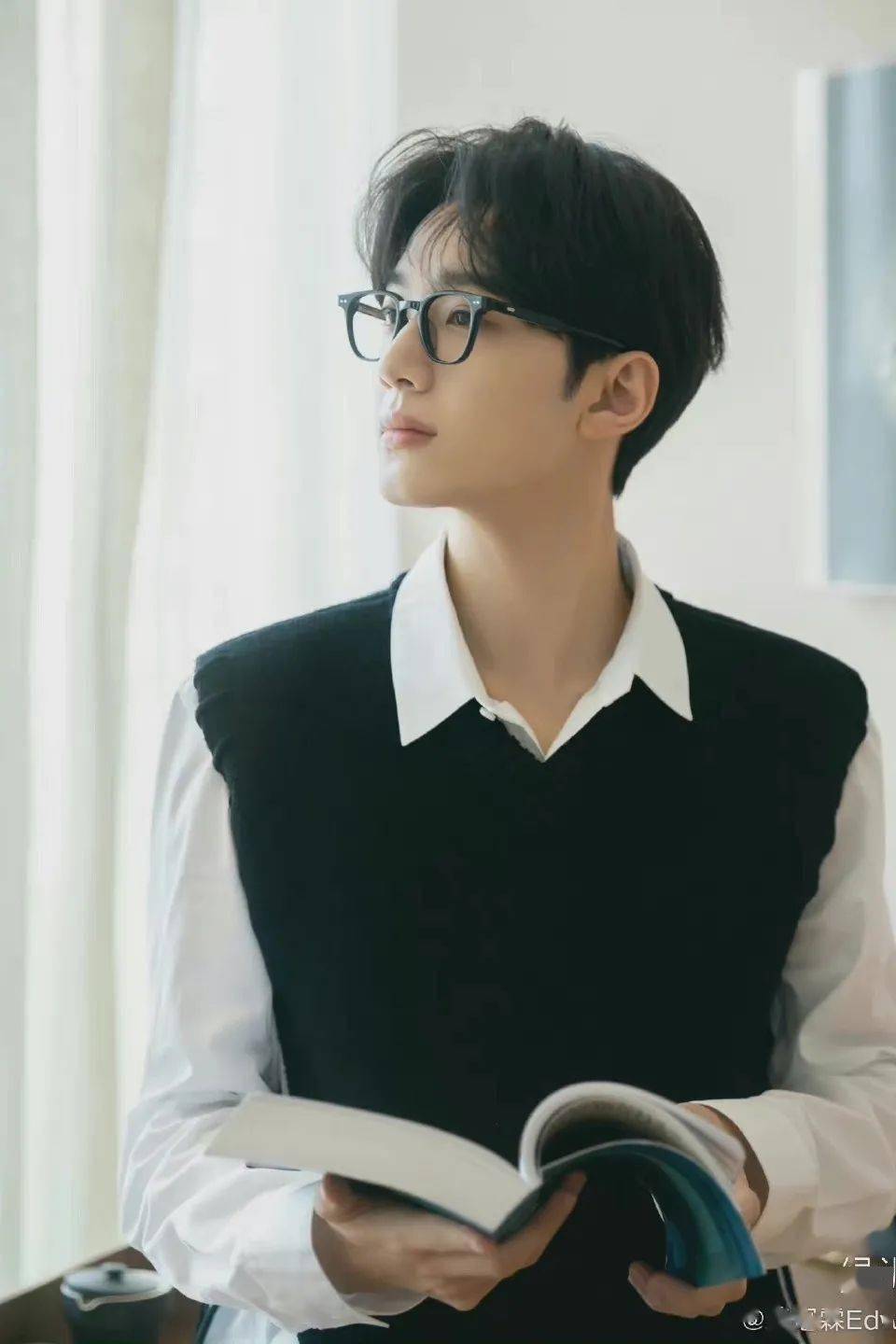 黑色 周雨彤白鹿的针织马甲也太上头了吧!赶紧学起来